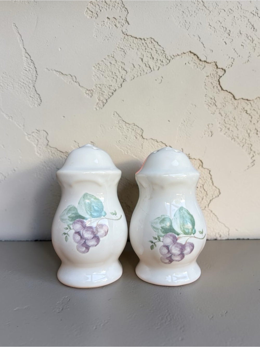 Pfaltzgraff "Grapevine" Salt And Pepper Shakers Set